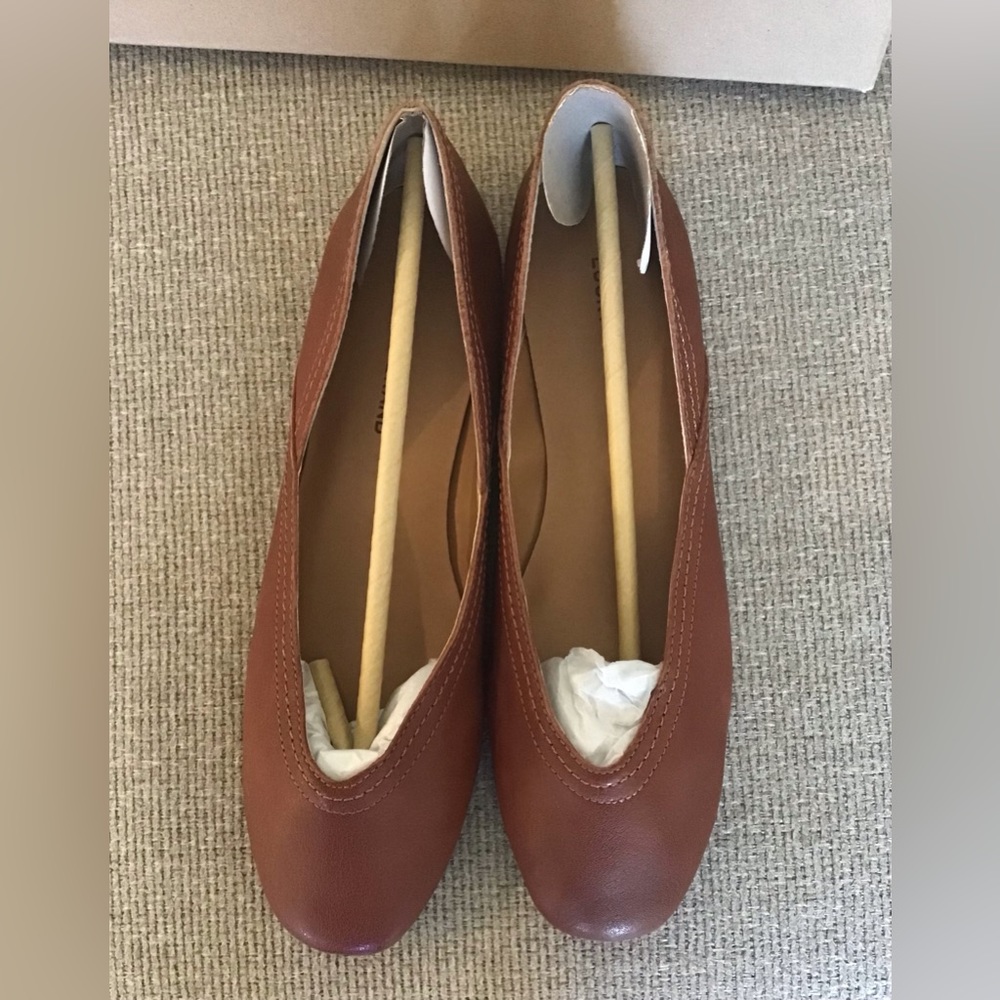 Alba Brown Leather Flat New in Box Size 7.5